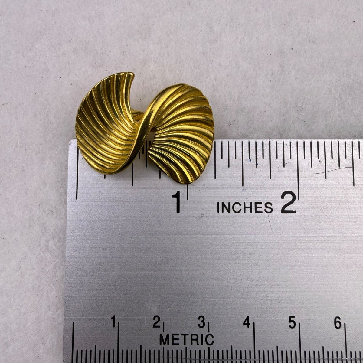 Trifari Womens Gold Tone Metal Clip-On Earrings Swirl Ribbed Vintage Retro Style
