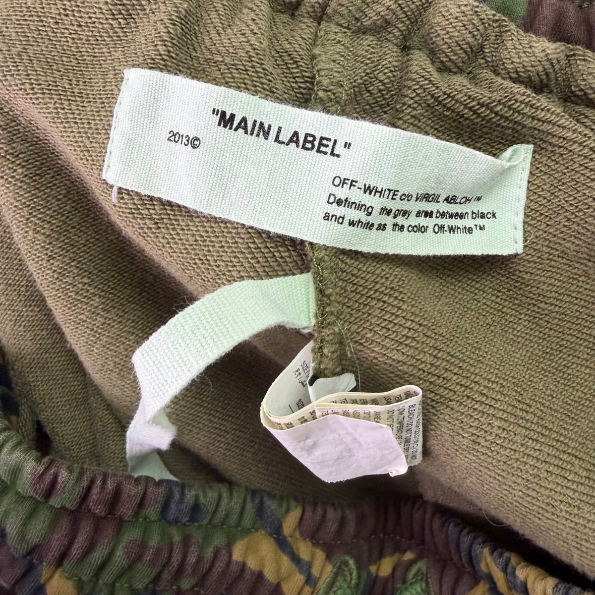 Off-White Mens Camouflage Cotton Shorts With Drawstring Waist & Graphics Size L