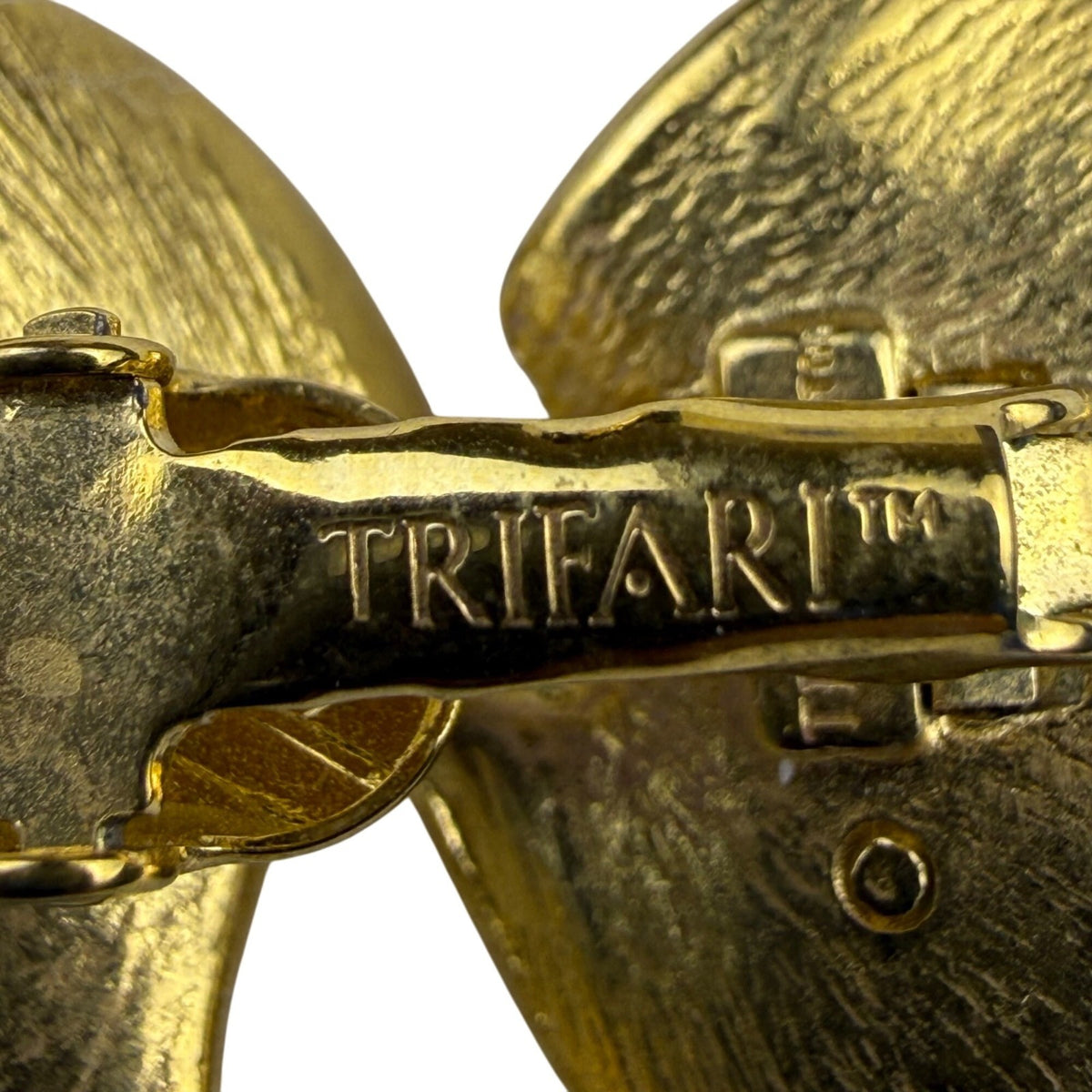 Trifari Womens Gold Tone Metal Clip-On Earrings Swirl Ribbed Vintage Retro Style