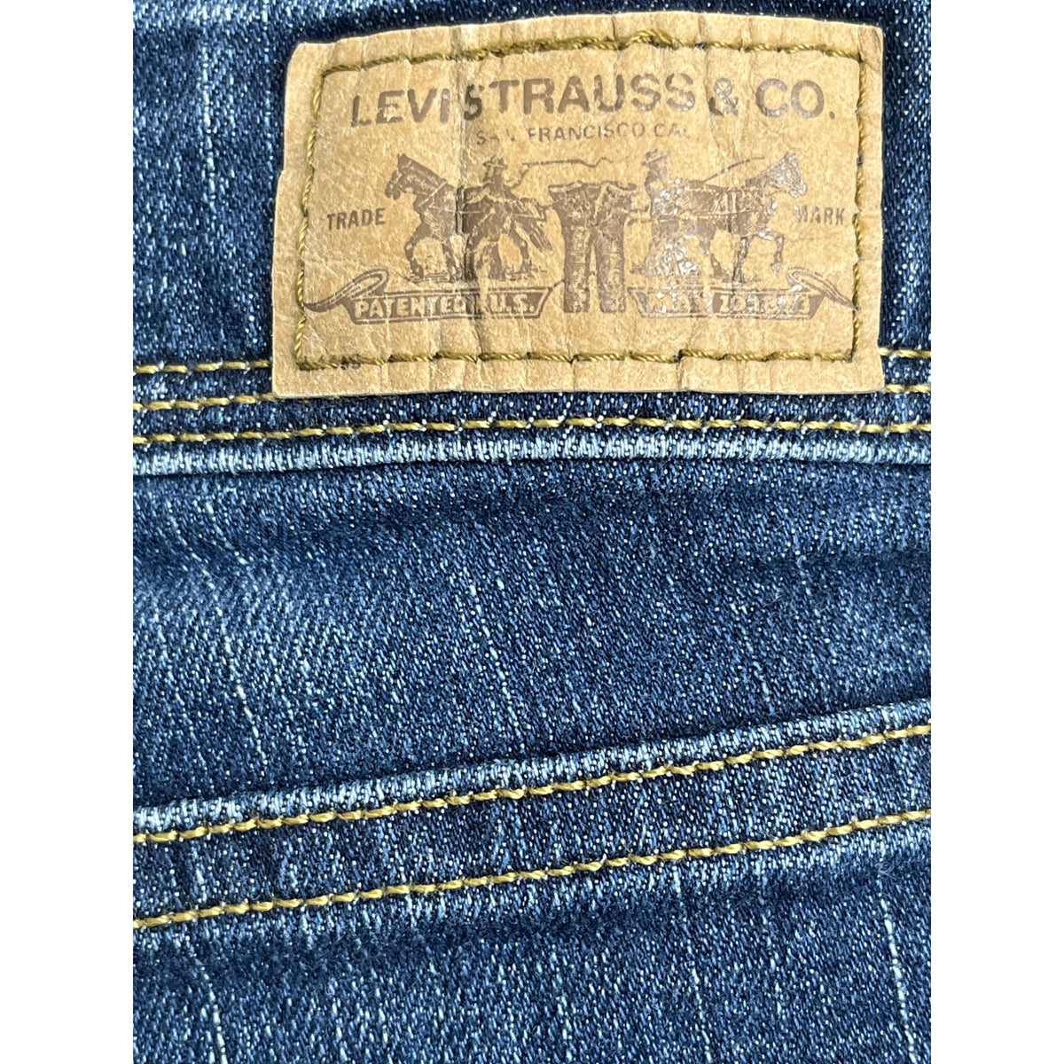 Levis Women's Denim Shorts Rolled Hem Mid Rise Medium Wash Blue Size 2