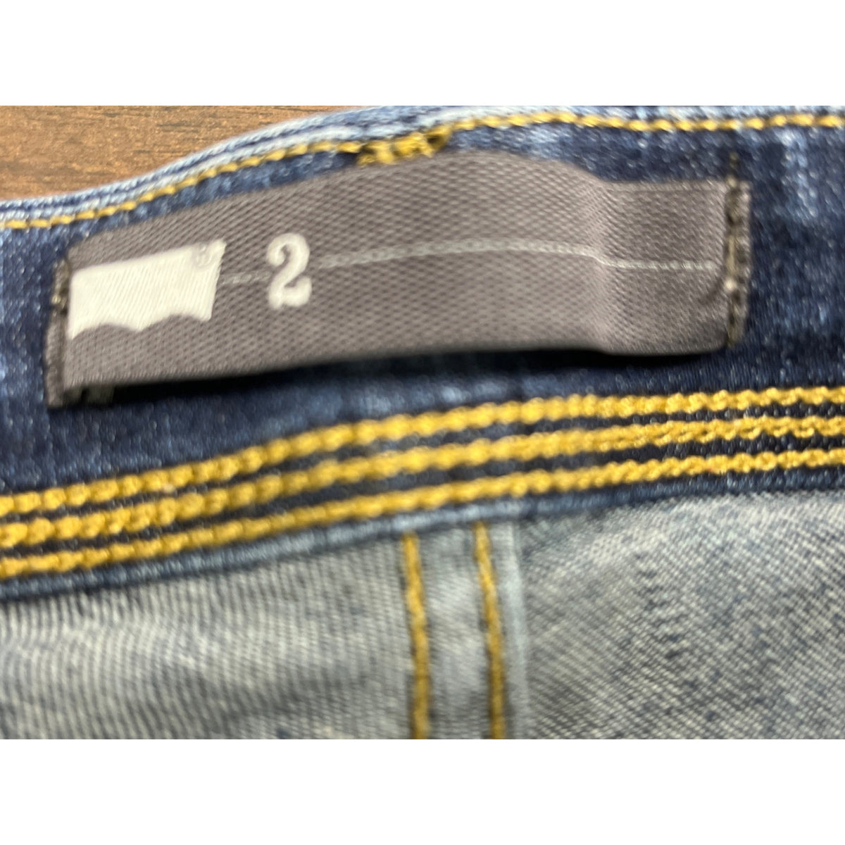 Levis Women's Denim Shorts Rolled Hem Mid Rise Medium Wash Blue Size 2