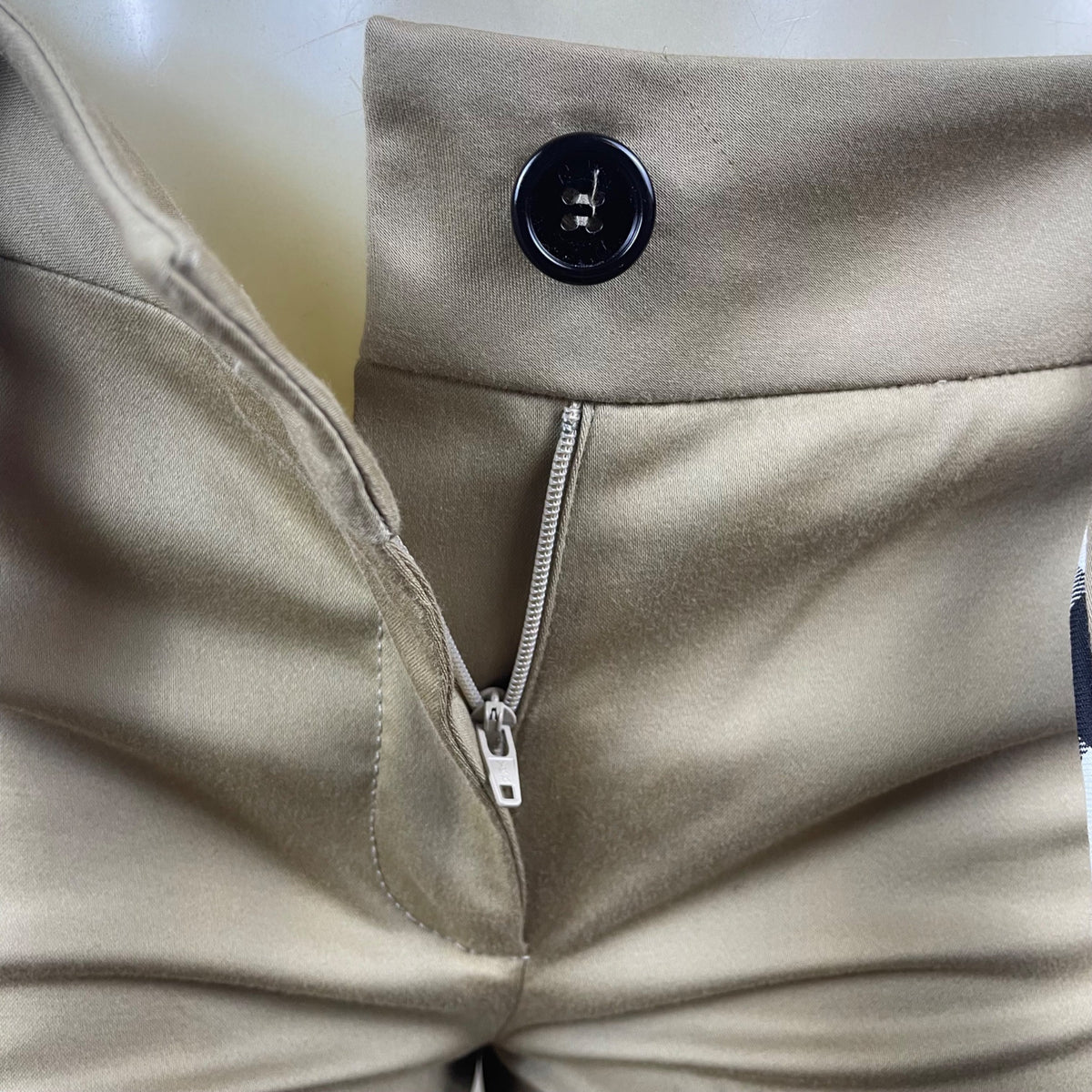 Burberry Women's Beige Cotton/Elastane Belted Shorts Size 6 - New