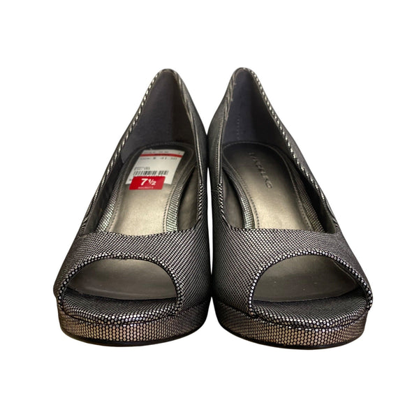 Bandolino Women’s Silver Metallic Finish Peep-Toe Mylah Heels Size 7.5