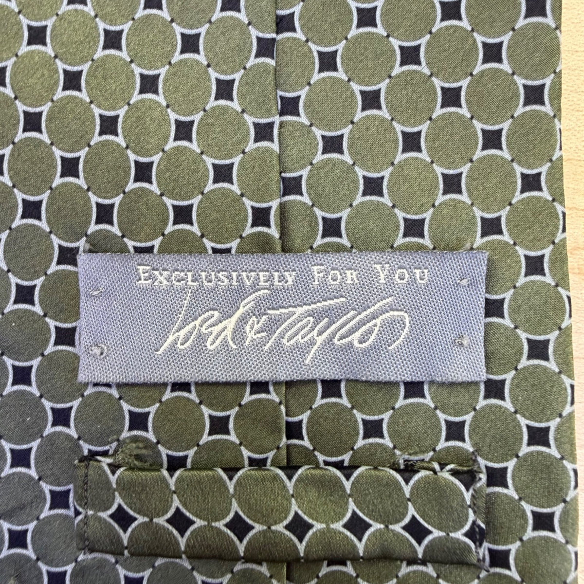 Lord & Taylor Mens Green Silk Geometric Print Necktie 100% Silk Made In USA