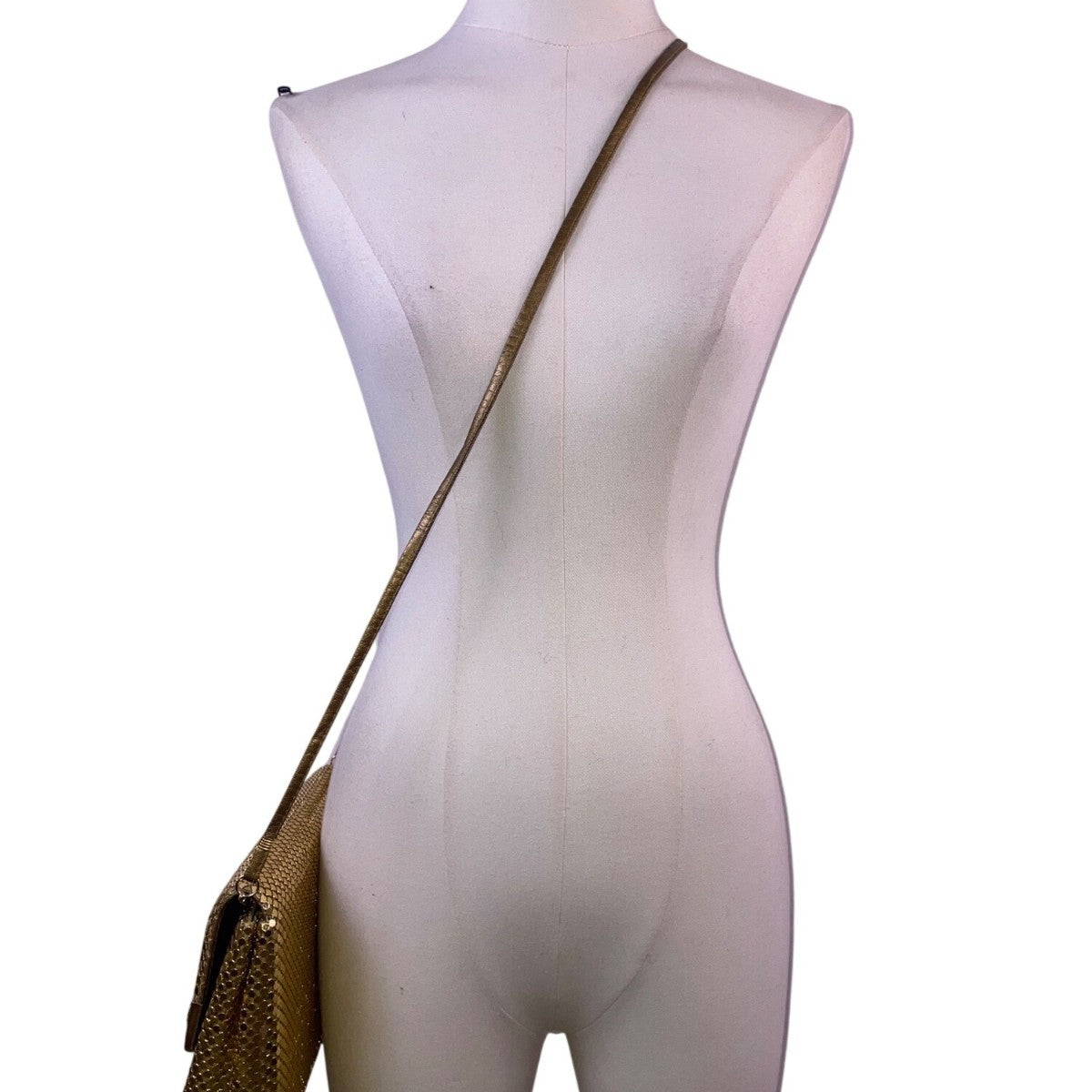 Vtg La Regale Women’s Gold Metal Mesh Shoulder Strap asymmetrical Evening Clutch