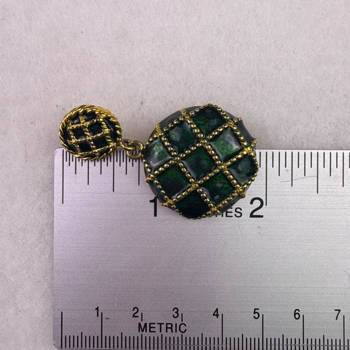 Vintage Unknown Womens Green & Gold Tone Drop Clip-On Earrings Metal