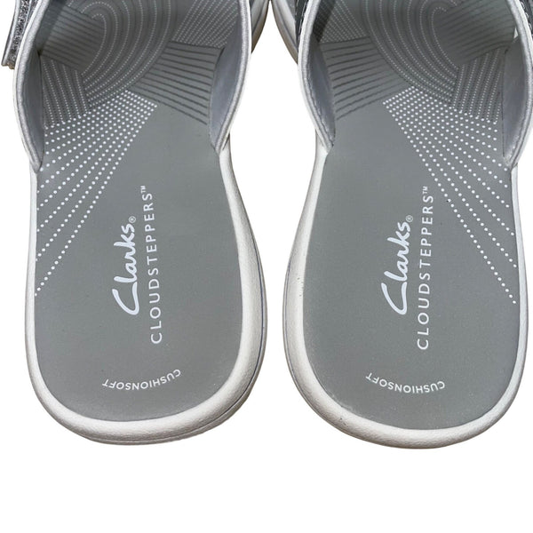 Clarks Women’s Silver Cushion Soft Cloudsteppers Breeze Maye Sandals Size 7