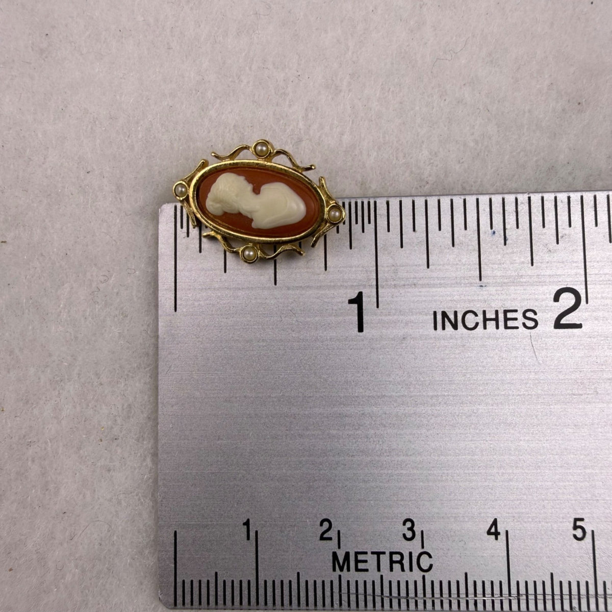 Avon Womens Gold Tone Cameo Stick Pin Faux Pearls Oval Design