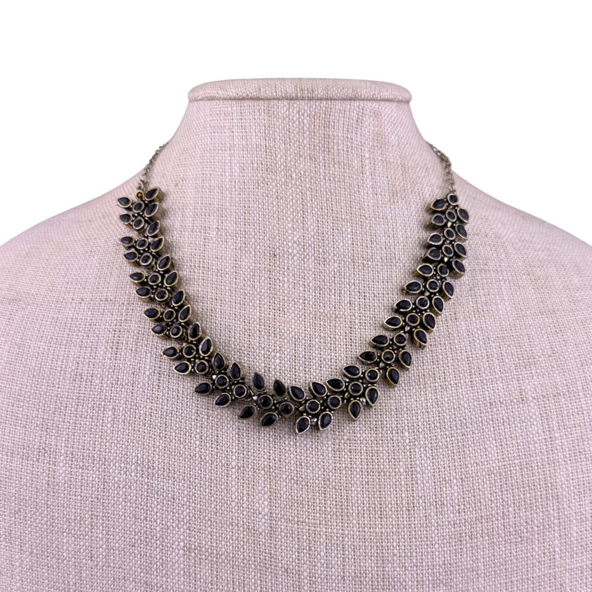 Vintage Womens Black & Gold Tone Metal Leaf Motif Costume Necklace Length 