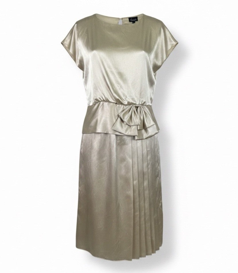 Jamie Womens Champagne Satin Pleated Dress With Bow Detail & Cap Sleeves Size M