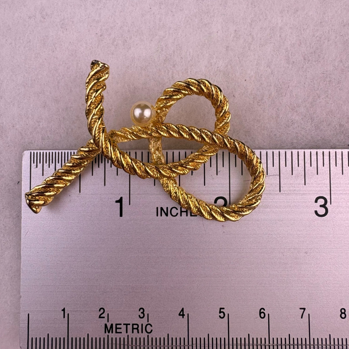 Vintage Gold Tone Womens Brooch Faux Pearl Textured Twisted Rope Design