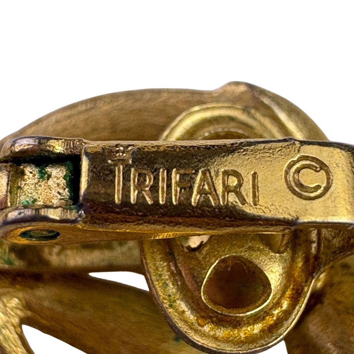 Crown Trifari Womens Gold Tone Metal Clip-On Earrings Vintage Swirl Leaf Design