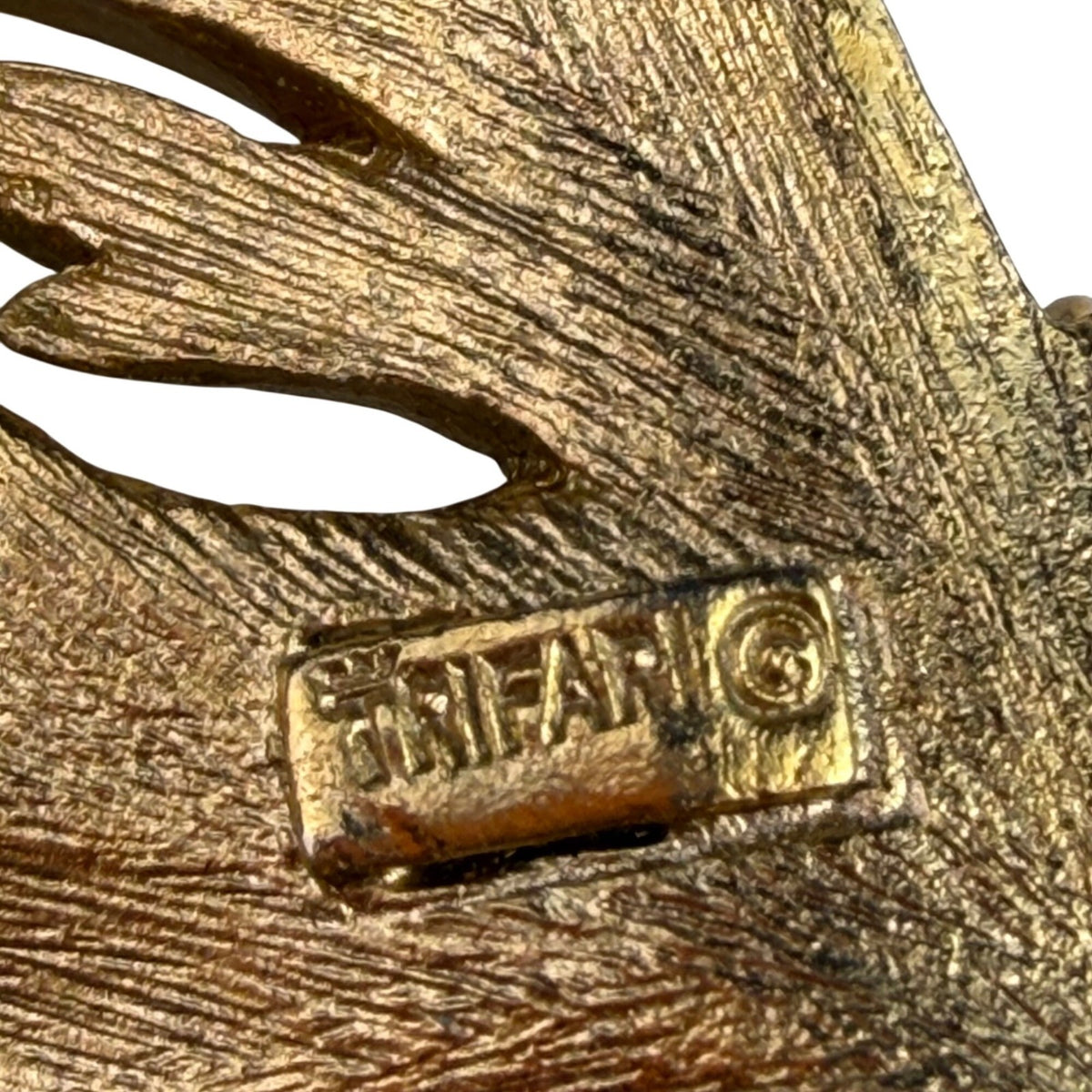 Trifari Womens Gold Tone Metal Leaf Design Vintage Brooch Pin Jewelry