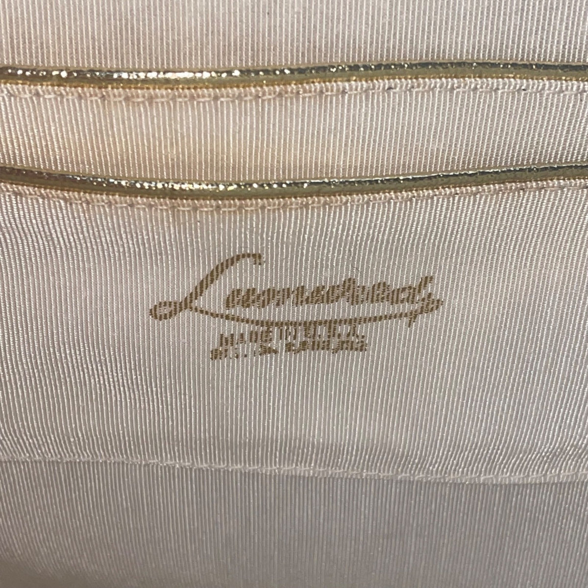 Vintage Lumured Women’s White Beaded Floral Pattern Clasp Closure Handbag