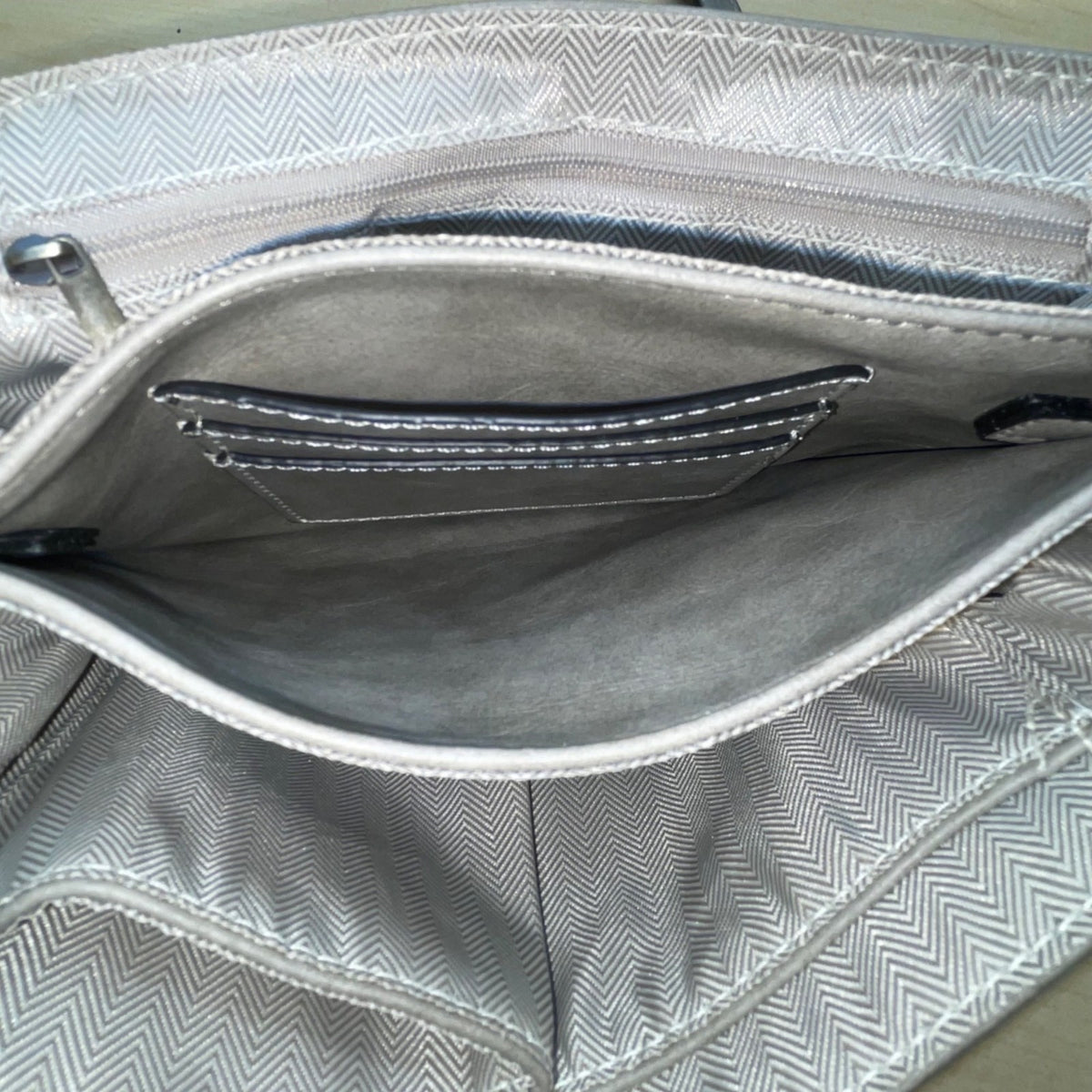 Jen & Co Women’s Gray Faux Leather With Adjustable Strap Crossbody Bag