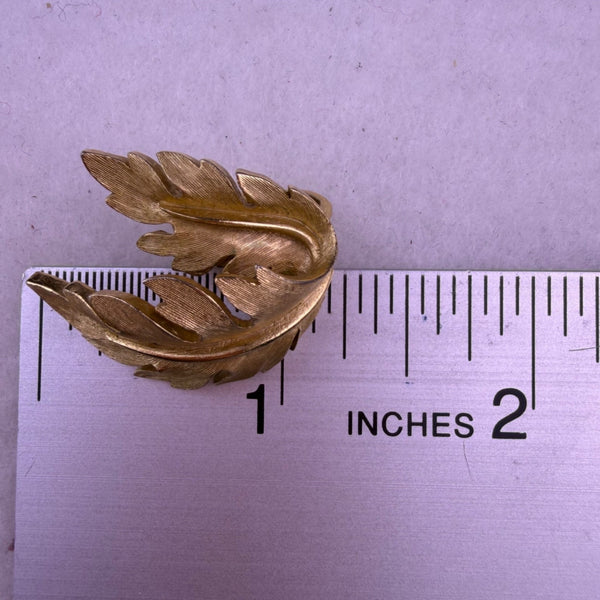 Trifari Gold Tone Womens Leaf Clip-On Earrings Textured Vintage Long Pair