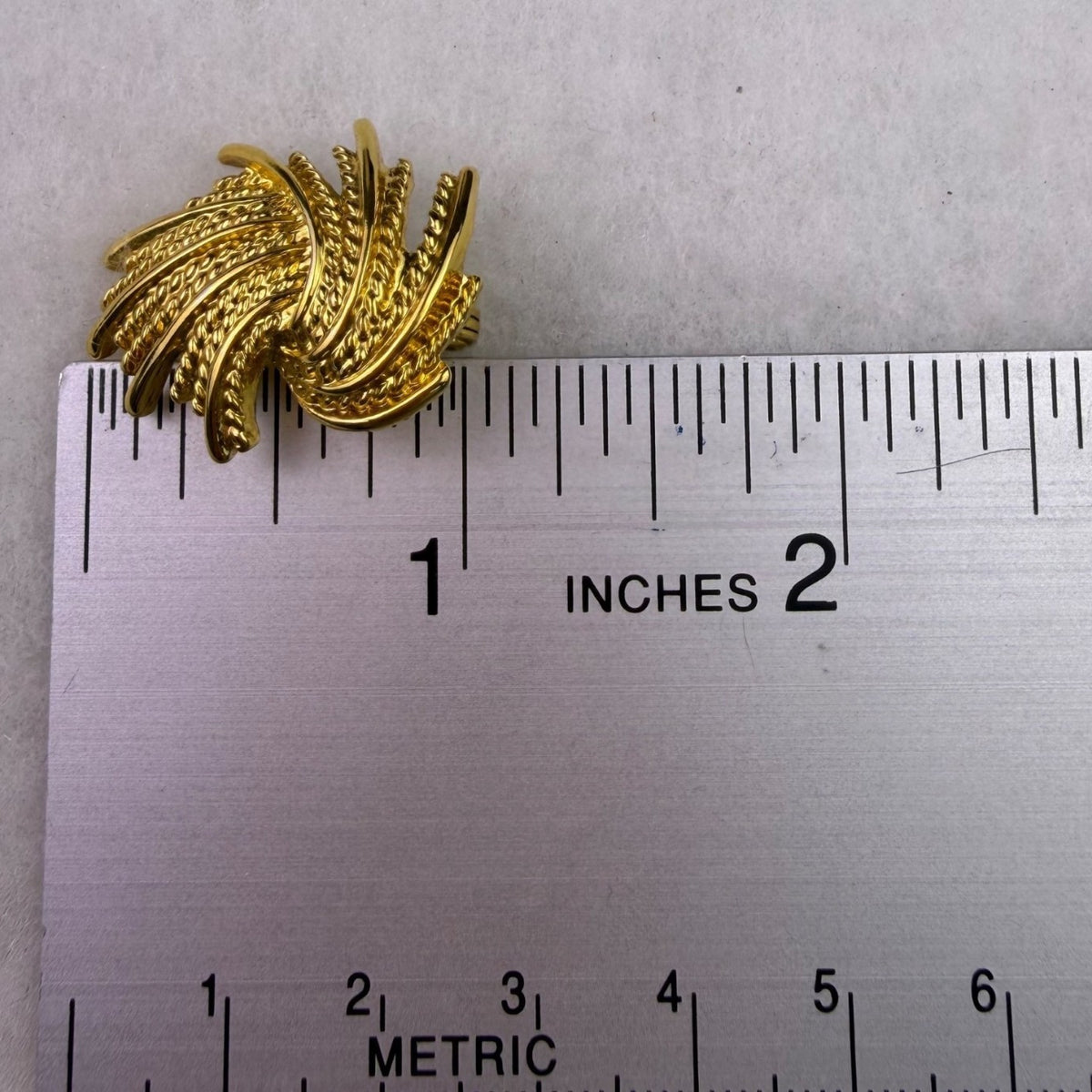 Monet Womens Gold Tone Metal Brooch & Clip-On Earrings Set Ornate Pattern