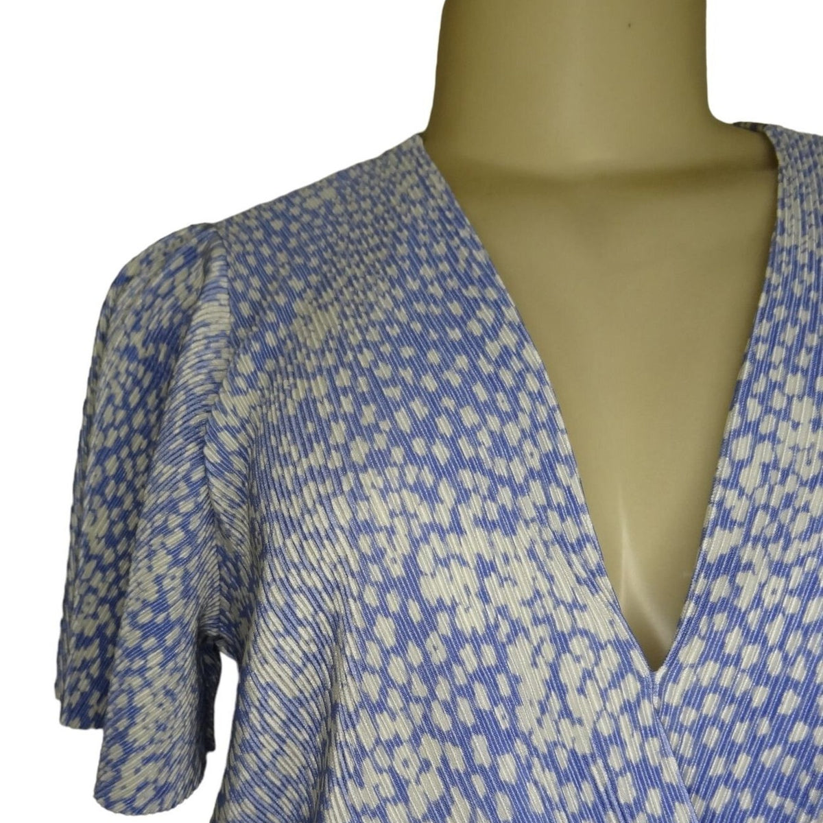 ASTR The Label Womens V-Neck Short Sleeve Top Size S Blue Abstract Print New
