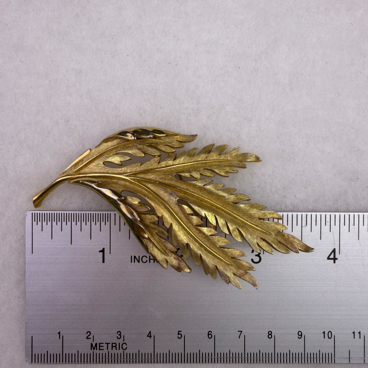 Trifari Womens Gold Tone Metal Leaf Design Vintage Brooch Pin Jewelry