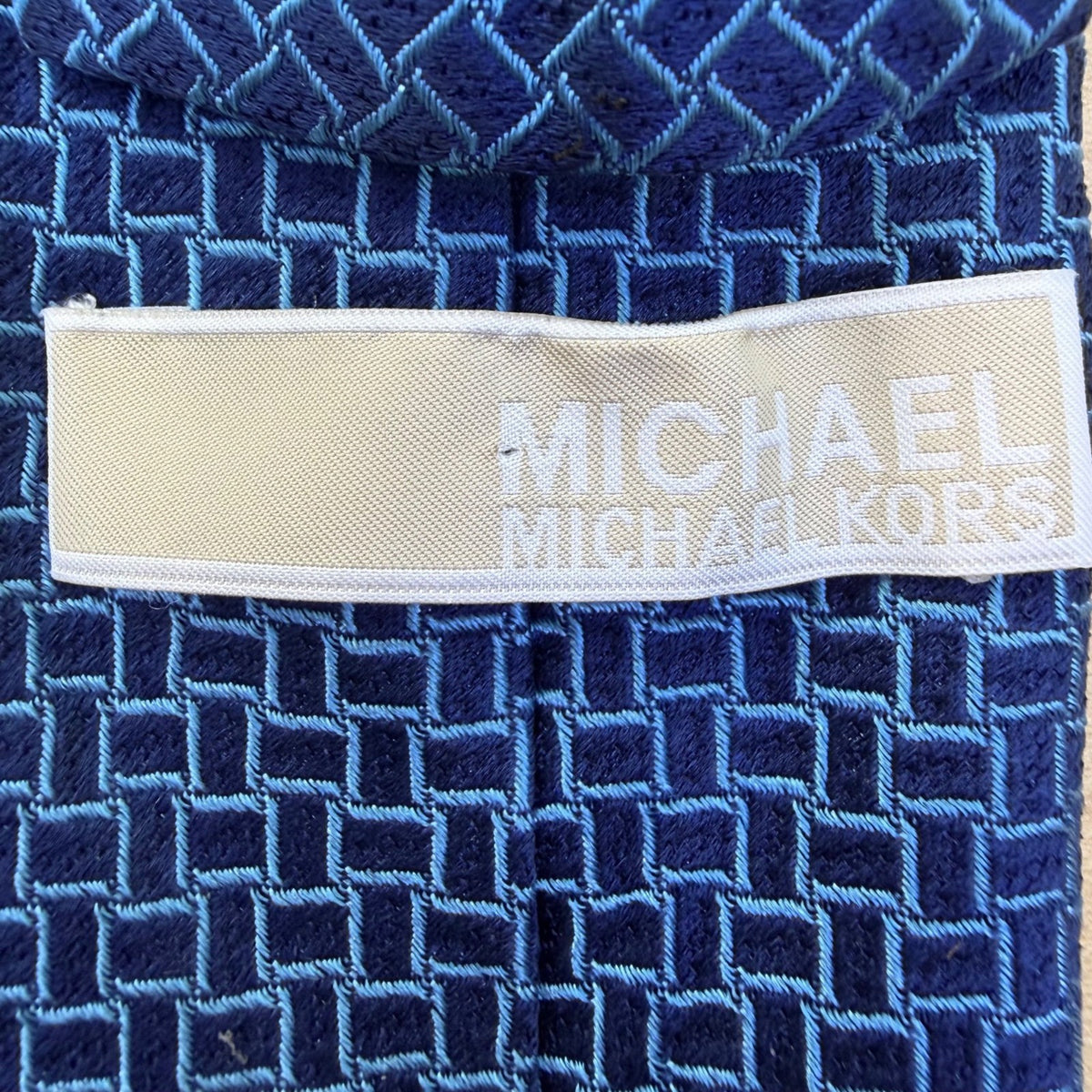 Michael Kors Mens Blue Silk Geometric Pattern Necktie Elegant Design Brand Label