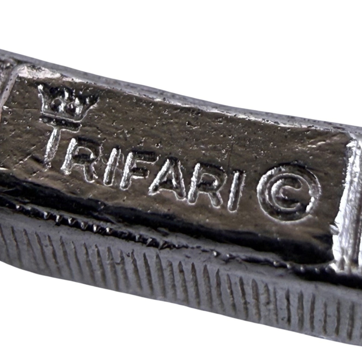 Crown Trifari Womens Silver Tone Metal Textured Bangle Bracelet Timeless Modern