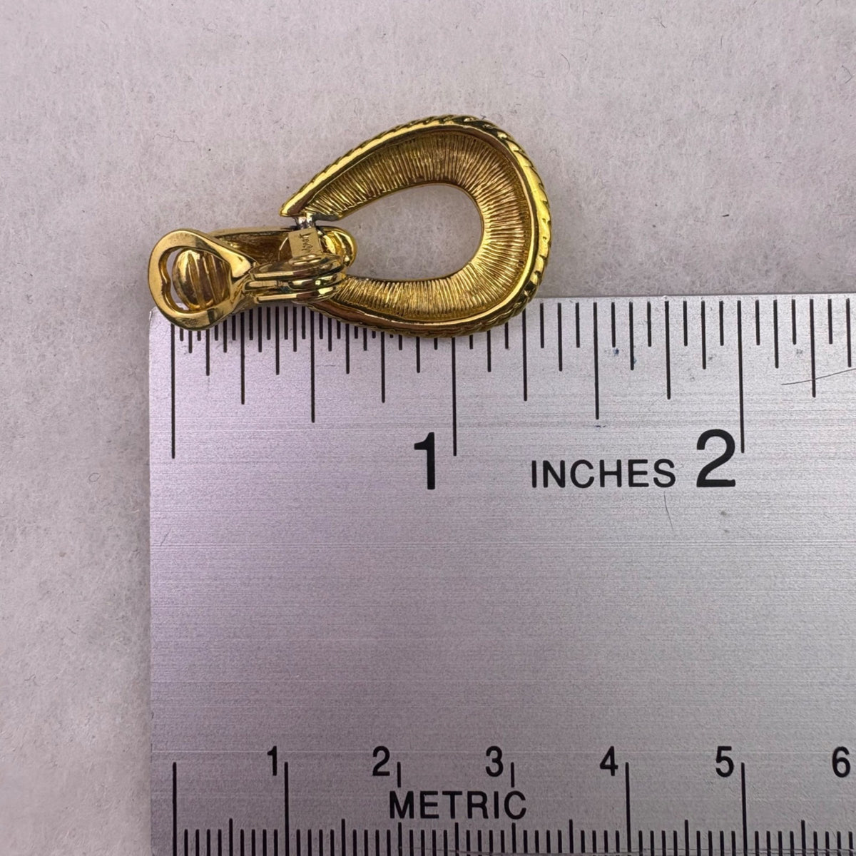 Crowned Vintage Womens Gold Tone Metal Clip-On Earrings Elegant Rope Design