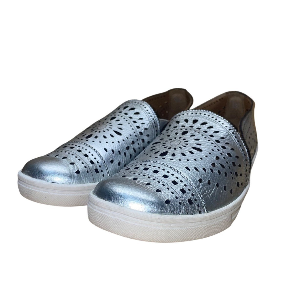 Earth Women’s Silver Metallic Slip-On Perforated Leather Tangelo Shoes Size 10B
