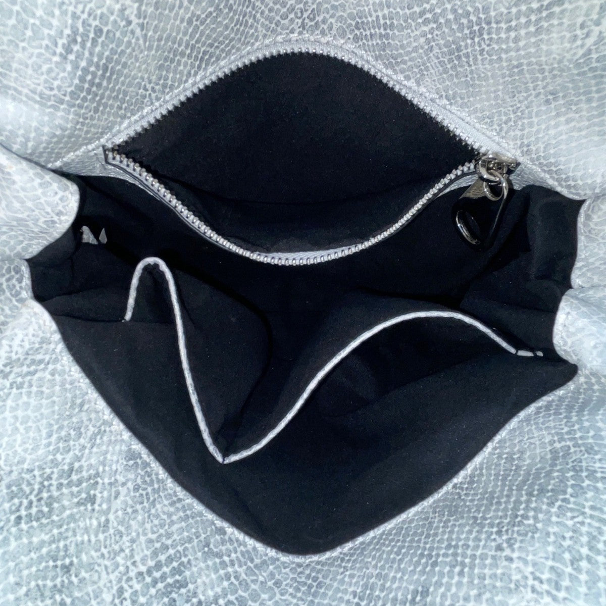 Inzi Women’s Silver & White Faux Leather Snake Pattern Chain Strap Crossbody Bag