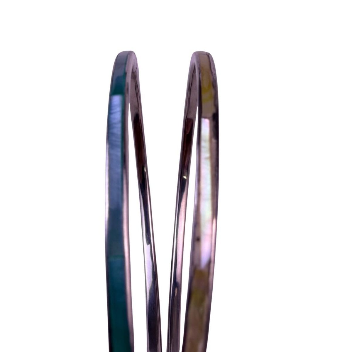 Two Unknown Women’s Silver Tone Shell Bangle Bracelets Set Stylish Accessory