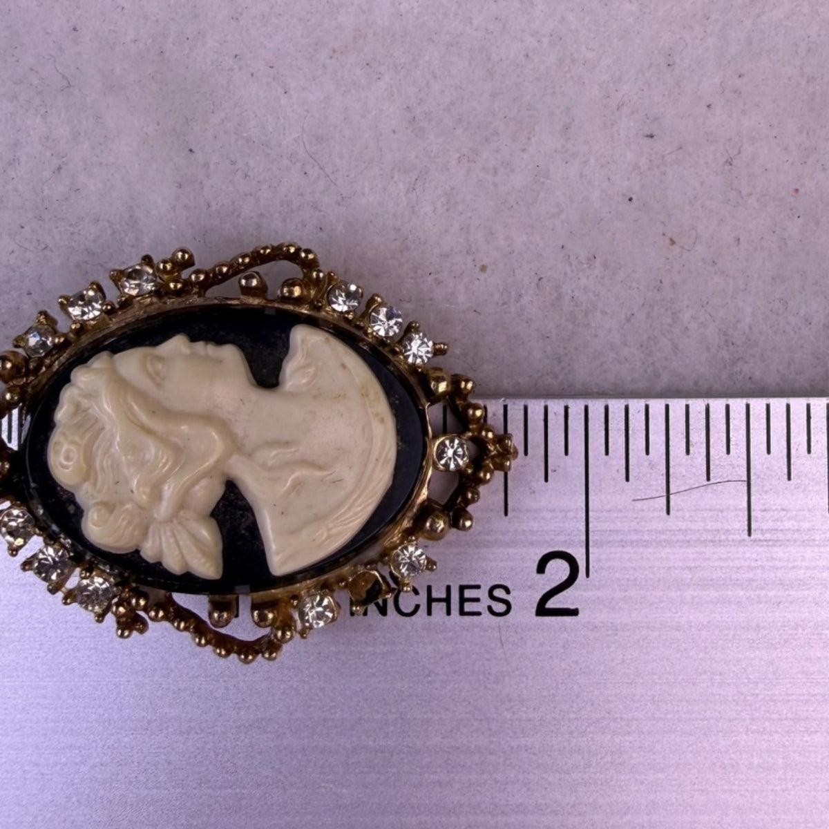 Victorian-Style Womens Gold Tone Cameo Brooch Black/White With Rhinestones
