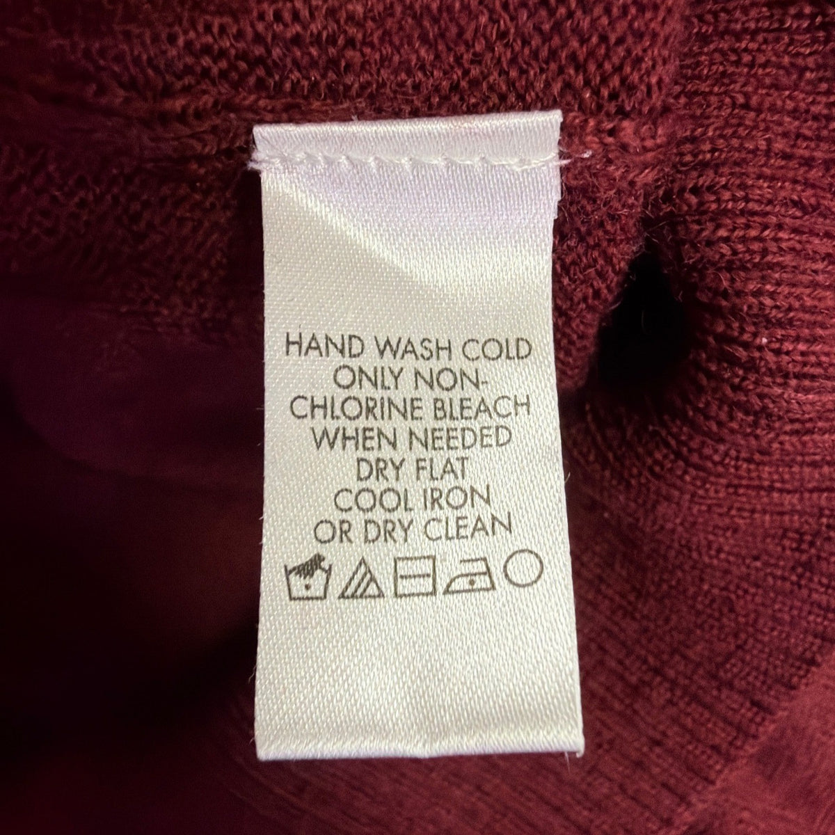 Calvin Klein Mens Red Merino Wool V-Neck Sweater Classic Fit Lightweight Size M