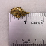 Crown Trifari Womens Gold Tone Metal Clip-On Earrings Vintage Swirl Leaf Design