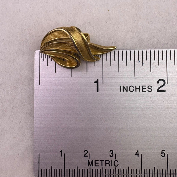 Crown Trifari Womens Gold Tone Metal Clip-On Earrings Vintage Swirl Leaf Design