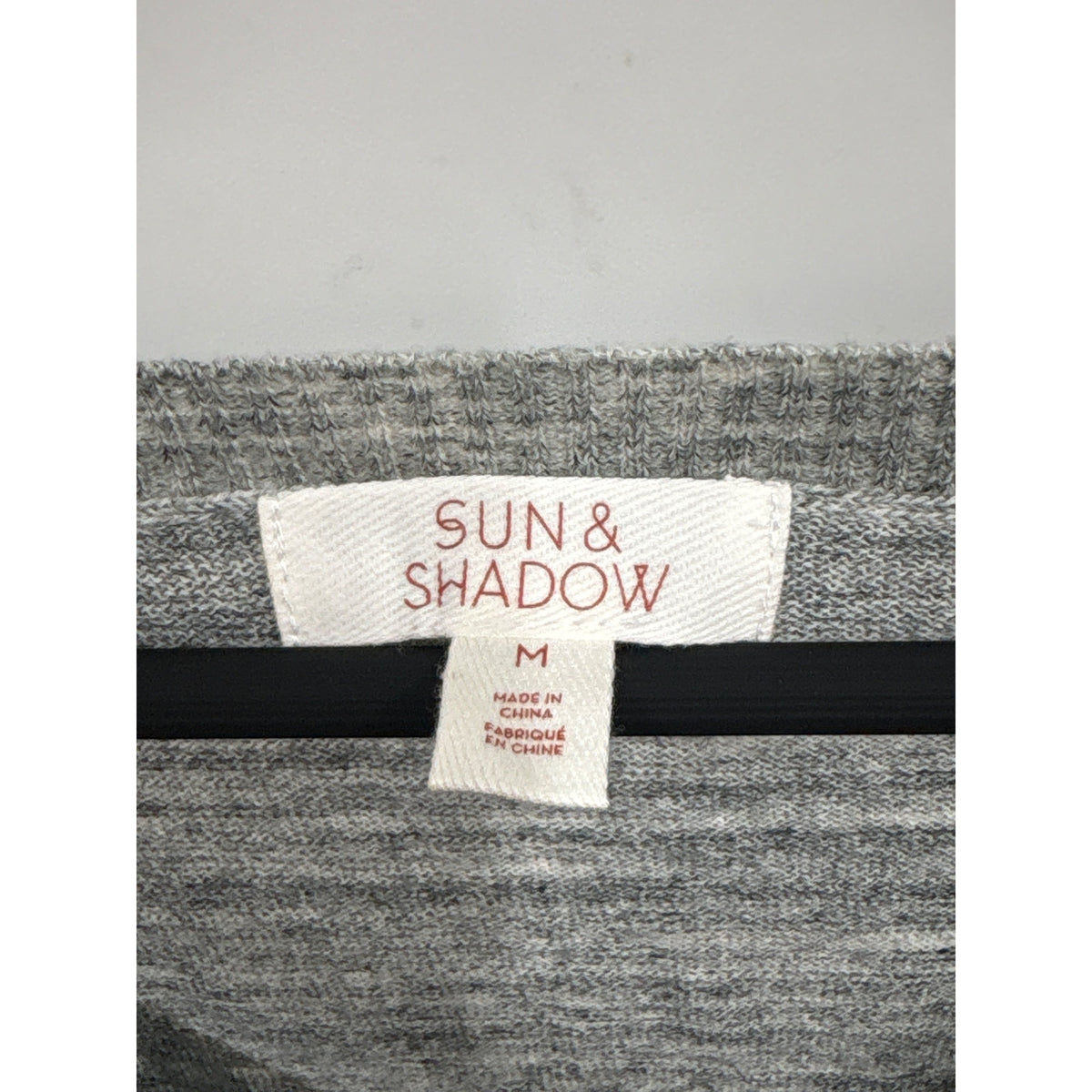 Sun & Shadow Womens Gray Knit Long Sleeve V-Neck Sweater Medium Soft Lightweight NWT