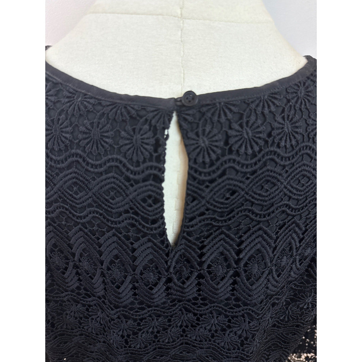 Talbots Petite Black Lace 3/4 Sleeve Top Lined Keyhole Back Womens Size LP
