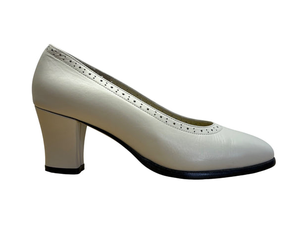 Vintage George Shoes White Leather Perforated Trim Handiwork Block Heel Size 5