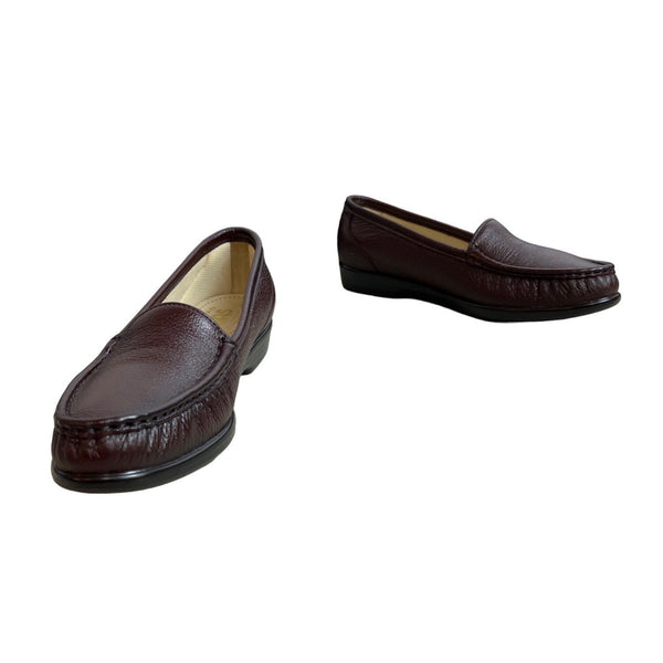 Simplify Women's Red Slip On Comfort Loafers Sz 8.5 Narrow- NWB