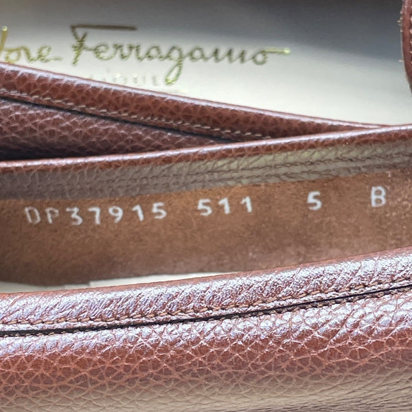 Salvatore Ferragamo Regolare Women’s Brown Pebbled Leather Loafers Sz 5B - New