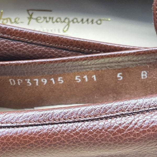 Salvatore Ferragamo Regolare Women’s Brown Pebbled Leather Loafers Sz 5B - New
