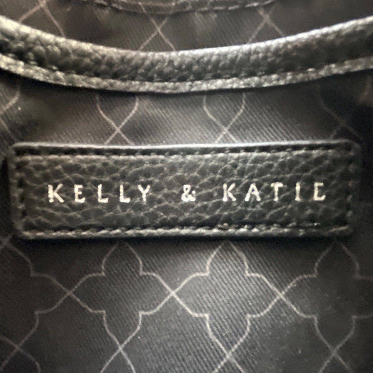 Kelly & Katie Black Pebbled Faux Leather With Chain Strap Crossbody Bag Sz S