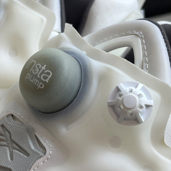 Reebok Youth Unisex White & Grey Instapump Fury 95 Running Shoes Sz 4