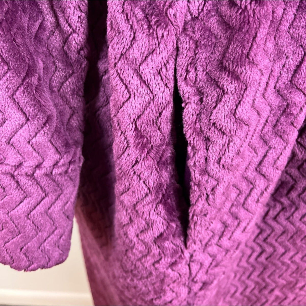 Chapter Club Womens Magenta Chevron Plush Bathrobe Size M/L - New