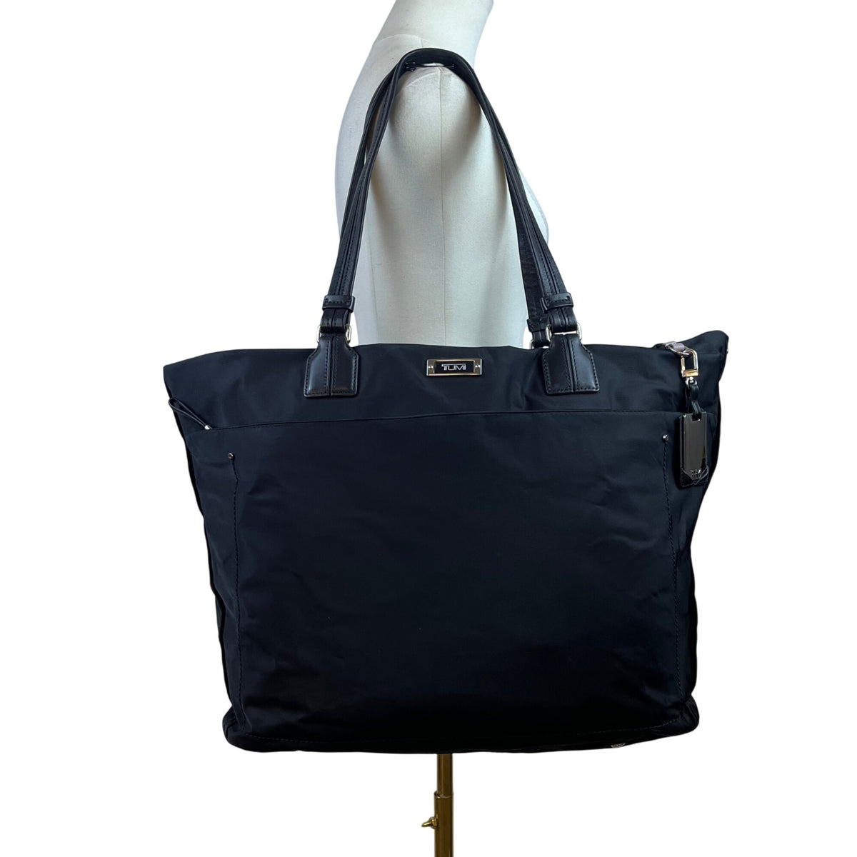 Tumi Women’s Black Nylon Zippered Pockets Travel Shoulder Bag Size L