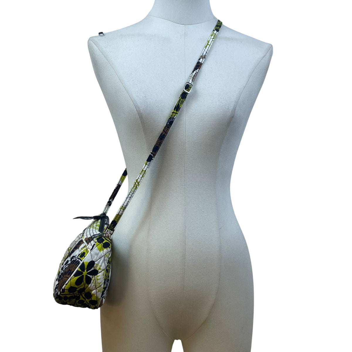 Vera Bradley Women’s Multicolor Floral Print Quilted Adjustable Strap Clutch Bag