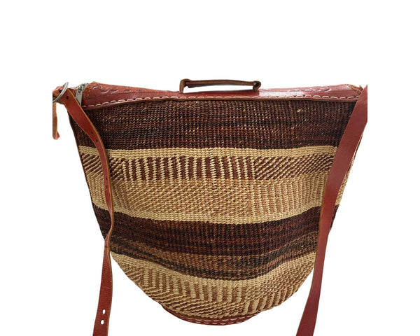 Woven Rattan & Leather Shoulder Bag With Zipper Closure And Patterned Design