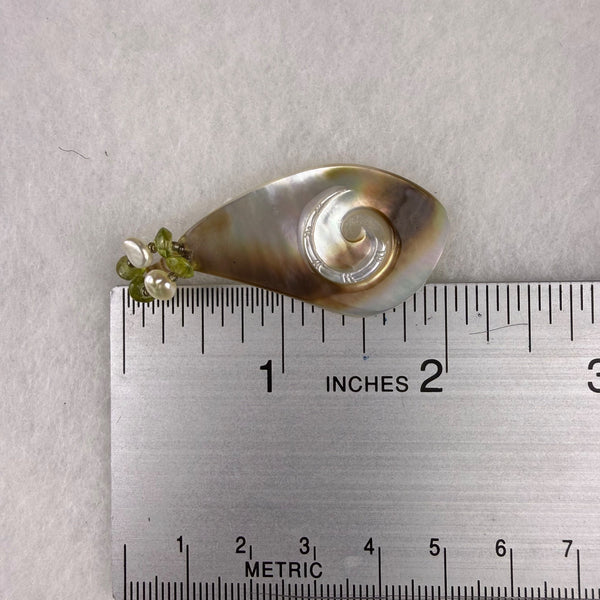 Tumata Tahiti Women’s Mother Of Pearl Pendant Fleur Green Bead Accent