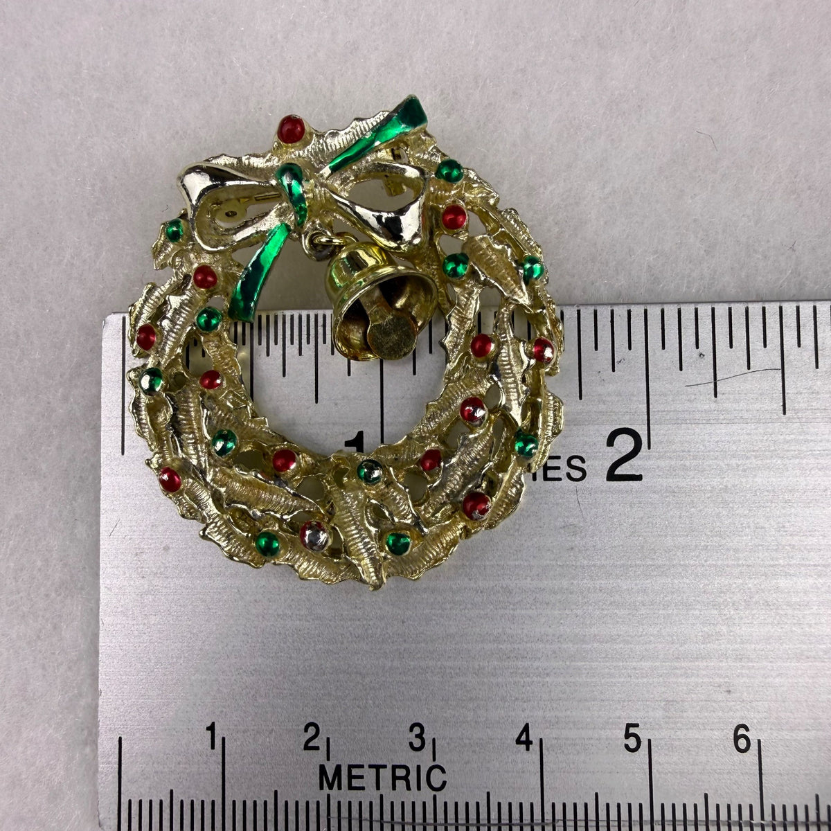 Vintage Unknown Womens Gold Tone Wreath With Bell Holiday Brooch Pin