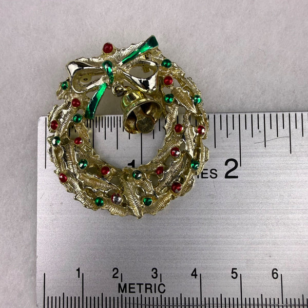 Vintage Unknown Womens Gold Tone Wreath With Bell Holiday Brooch Pin