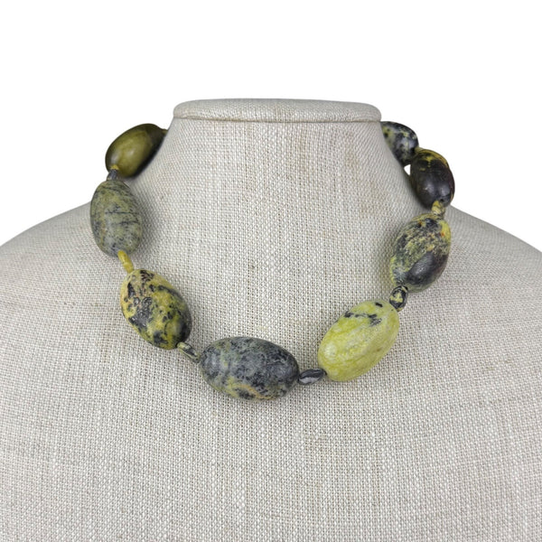 Vintage Womens Green & Black Stone Necklace With Ornate Silver Tone Clasp