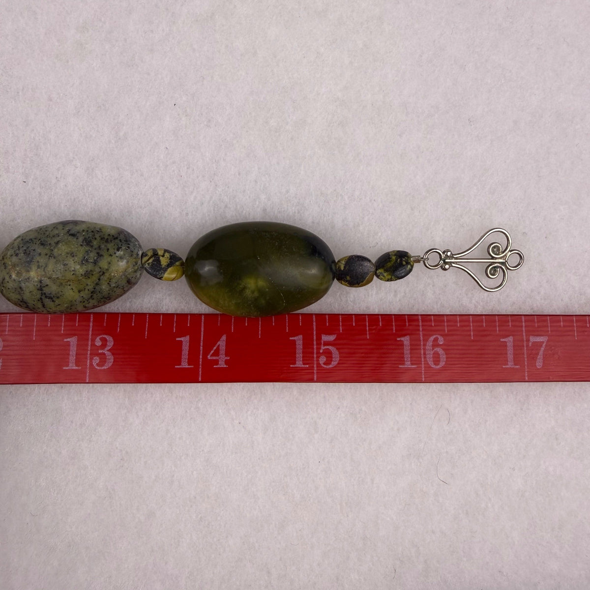 Vintage Womens Green & Black Stone Necklace With Ornate Silver Tone Clasp